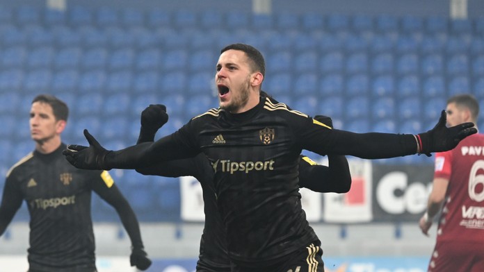 Kristián Koštrna oslavuje gól proti Mikulášu.