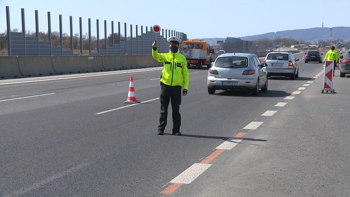 Bratislavskí policajti kontrolovali diaľnicu aj dnes.