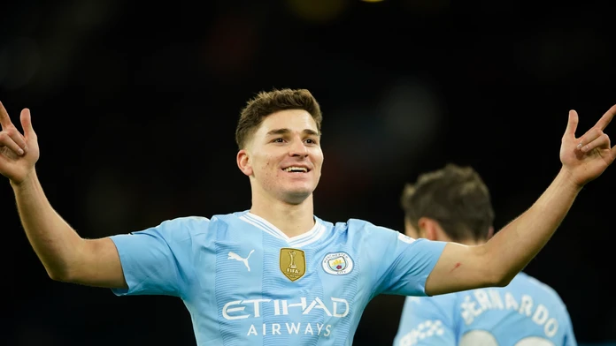 Aston Villa sa po výhre dotiahla na lídra tabuľky. Manchester City o skóre pred Arsenalom