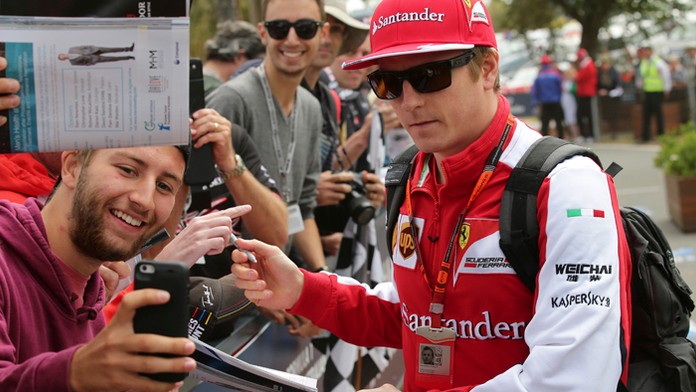 Jazdec Ferrari Kimi Räikkönen pred VC Austrálie.
