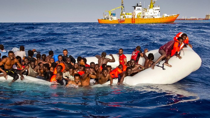 Africkí migranti na nafukovacom člne.