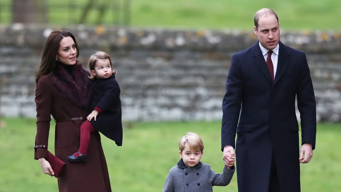 Rozkošný George a Charlotte v kostole. Ich rodičia porušili kráľovskú tradíciu