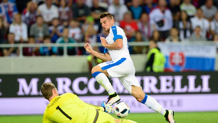 Na snímke vpravo slovenský hráč Róbert Mak v súboji s brankárom Michaelom McGovernom