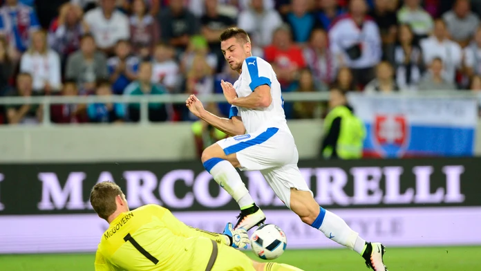 Na snímke vpravo slovenský hráč Róbert Mak v súboji s brankárom Michaelom McGovernom