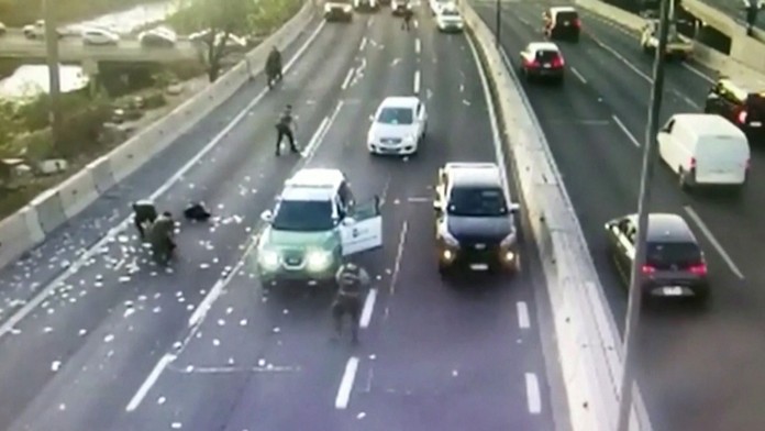 VIDEO: Z auta lupičov vyletela taška plná peňazí, na diaľnici spôsobila chaos