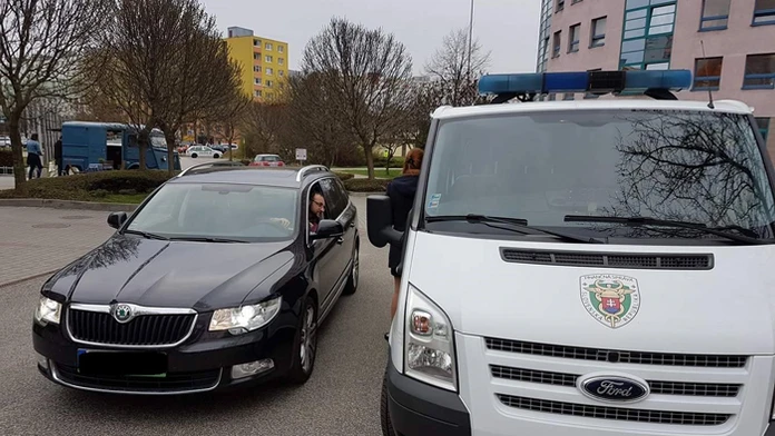 Podávanie daňových priznaní z auta.
