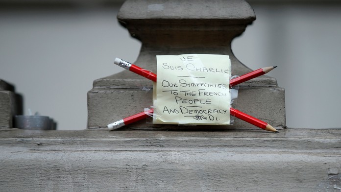 Odkaz na francúzskej ambasáde v Londýne ako hold obetiam útoku na parížsku redakciu týždenníka Charlie Hebdo. 8. januára  