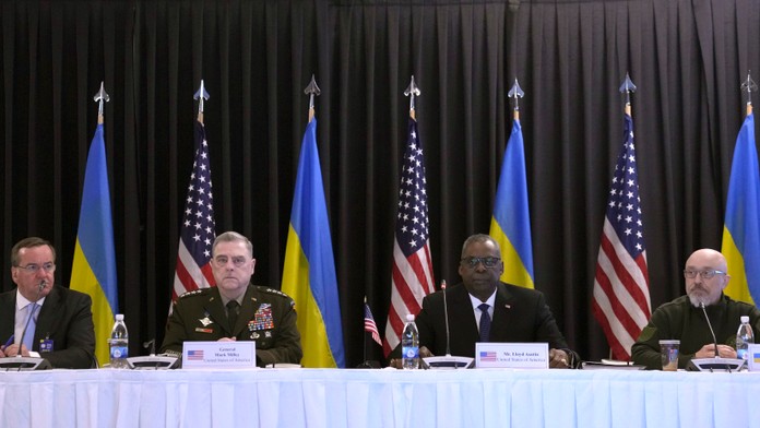 Spojenci sa zhodli na vstupe Ukrajiny do NATO. Americký minister obrany uistil Kyjev o podpore