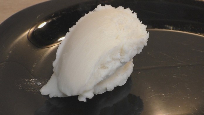 Dôchodcovia za štedrovečerným stolom.