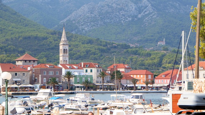 Opitý ukrajinský turista v Chorvátsku napadol čašníčku. Tá ho zhodila do mora