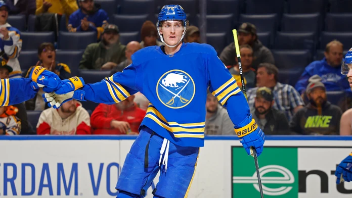 Tage Thompson oslavuje gól proti Detroitu.