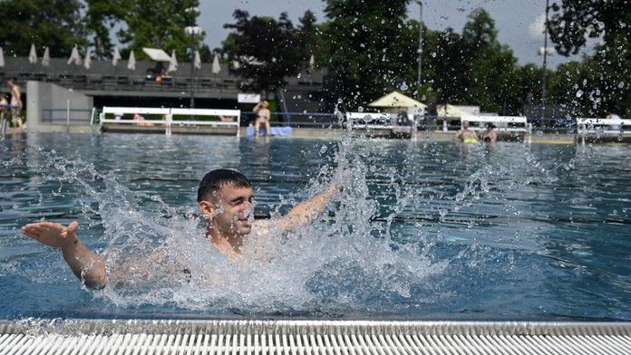 Na snímke ľudia sa kúpu na kúpalisku v Košiciach.