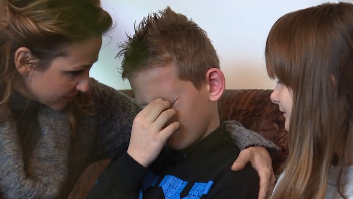 Chlapcovi z Prešova prišlo na zastávke zle. Dospelí ho nechali tak, pomohlo mu toto dievča