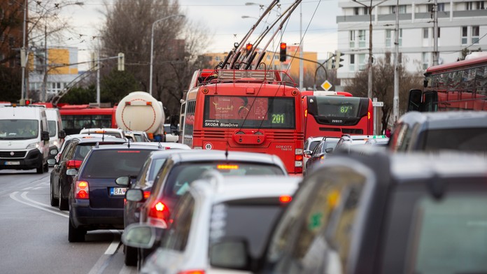 V Bratislave a okolí sa v pondelok ráno tvorili kolóny
