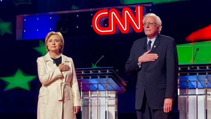 Hillary Clinton a Bernie Sanders počas debaty na CNN.