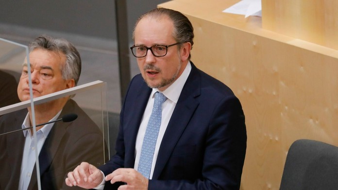 Alexander Schallenberg na mimoriadnej schôdzi parlamentu vo Viedni.