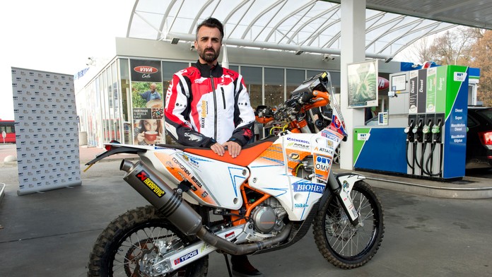 Ivan Jakeš pózuje s novou motorkou, s ktorou absolvuje jubilejný 10-krát súťaž Rely Dakar 2017.