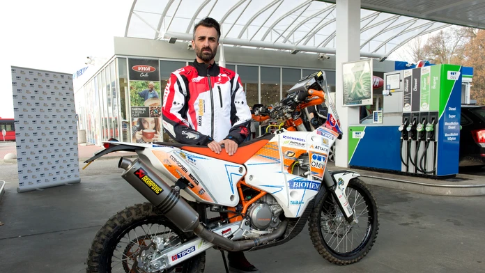 Ivan Jakeš pózuje s novou motorkou, s ktorou absolvuje jubilejný 10-krát súťaž Rely Dakar 2017.