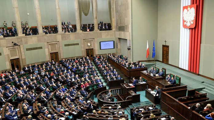 Nový poľský premiér Mateusz Morawiecki (uprostred) reční na svojom prvom vystúpení vo funkcii premiéra na pôde Sejmu.