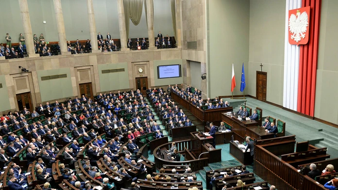 Nový poľský premiér Mateusz Morawiecki (uprostred) reční na svojom prvom vystúpení vo funkcii premiéra na pôde Sejmu.
