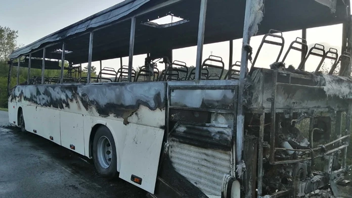 Autobus zhorel do tla.