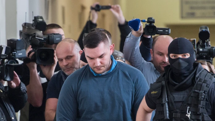 Casey Hathaway s policajtom, ktorý ho našiel v lese