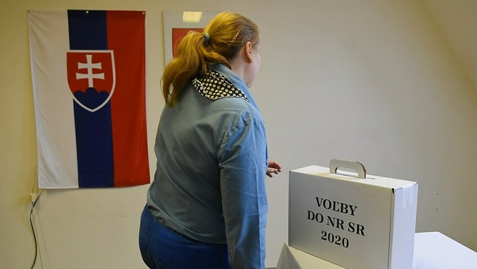 Árpád Érsek s manželkou Agátou vhadzujú obálky do volebnej schránky.