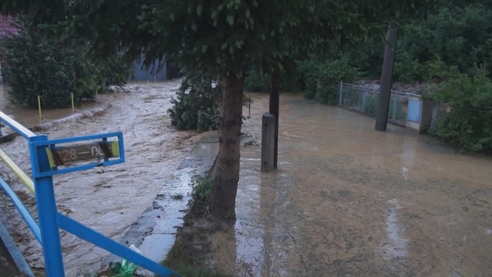 Voda sa valila po daždi obcou Gemerské Sady.