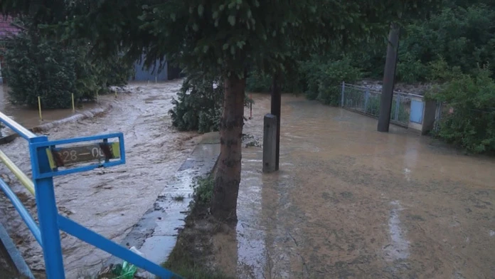 Voda sa valila po daždi obcou Gemerské Sady.