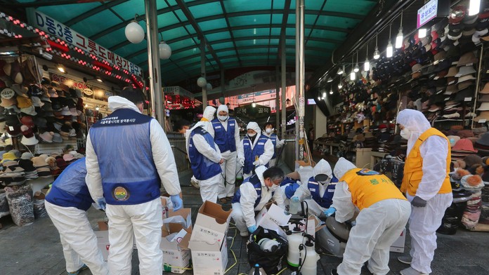 Ľudia držia turecké vlajky počas spomienky na obete streľby v Hanau.