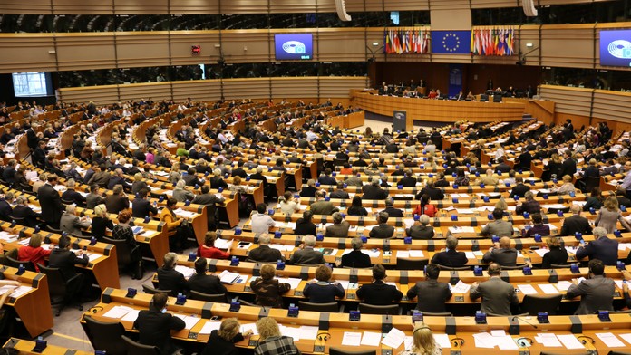Europoslanci schválili pôžičku pre Ukrajinu vo výške päť miliárd eur