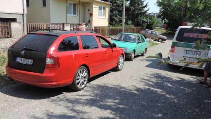 Ženu pritlačilo auto lebo chcela zachrániť dcéru
