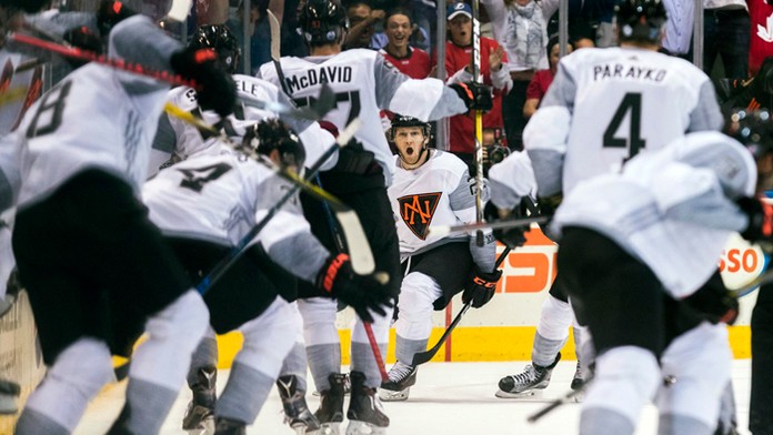 Hráč tímu Severnej Ameriky Nathan MacKinnon sa teší z víťazného gólu proti Švédom, ktorý dal v predĺžení.