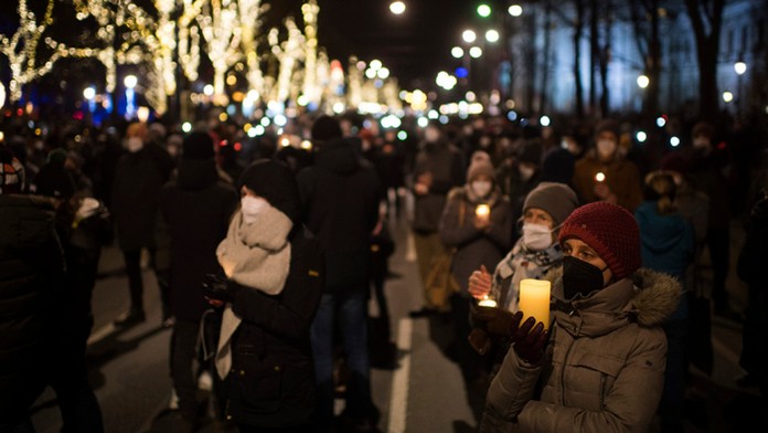 Vo Viedni si pripomenuli obete pandémiu "morom svetiel".