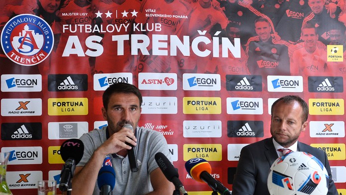 Na snímke zľava tréner futbalového mužstva AS Trenčín Martin Ševela a generálny manažér AS Trenčín Róbert Rybníček