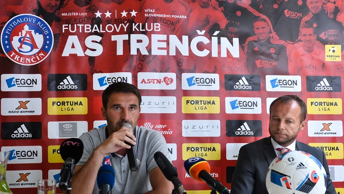 Na snímke zľava tréner futbalového mužstva AS Trenčín Martin Ševela a generálny manažér AS Trenčín Róbert Rybníček