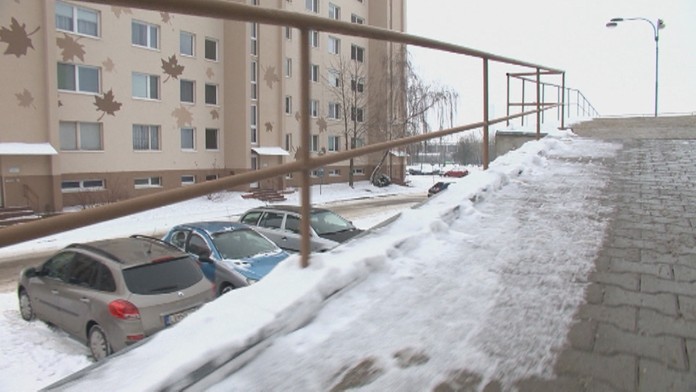 Muž umrel, keď posýpal sneh.