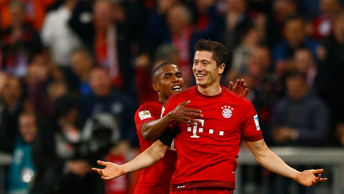 Robert Lewandowski a Douglas Costa sa tešie po strelení gólu.