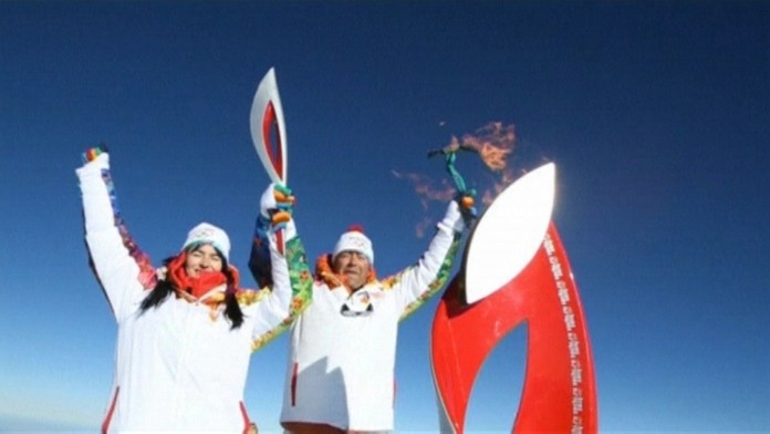 Olympijská pochodeň už dosiahla svoj vrchol