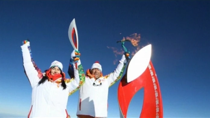 Olympijská pochodeň už dosiahla svoj vrchol
