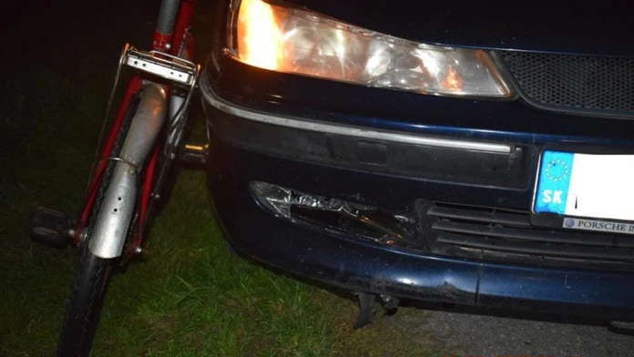 Muž kráčal po ceste vedľa bicykla bez reflexných prvkov. Zrážku s autom neprežil