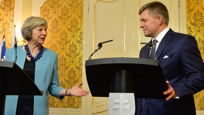 Premiér Robert Fico a predsedníčka vlády Spojeného kráľovstva Veľkej Británie a Severného Írska Theresa Mayová.