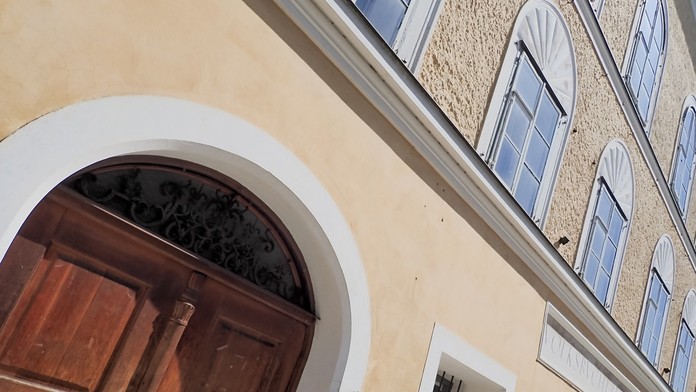 Rodný dom nacistického vodcu Adolfa Hitlera v rakúskom meste Braunau am Inn.