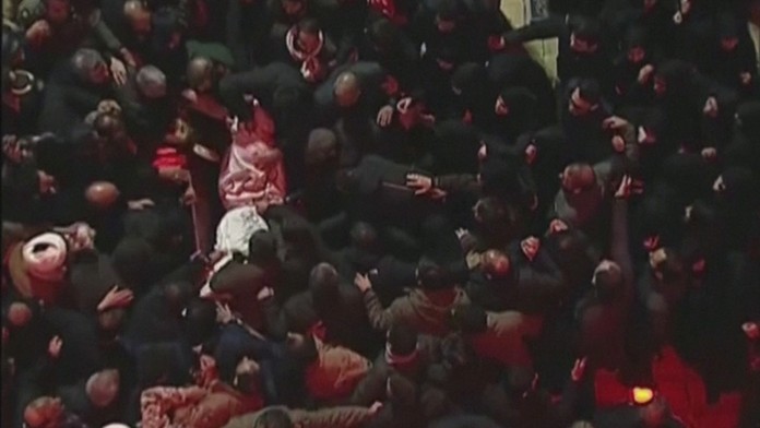 Telo generála Solejmáního, ktorého pochovali v Iráne.