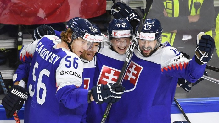 Radosť Slovákov po góle Dávida Bondru (druhý sprava) v dueli MS proti Francúzsku.