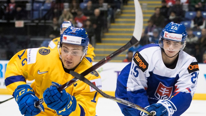Zľava Švéd Rasmus Sandin a Filip Krivošík v dueli na MS do 20 rokov.