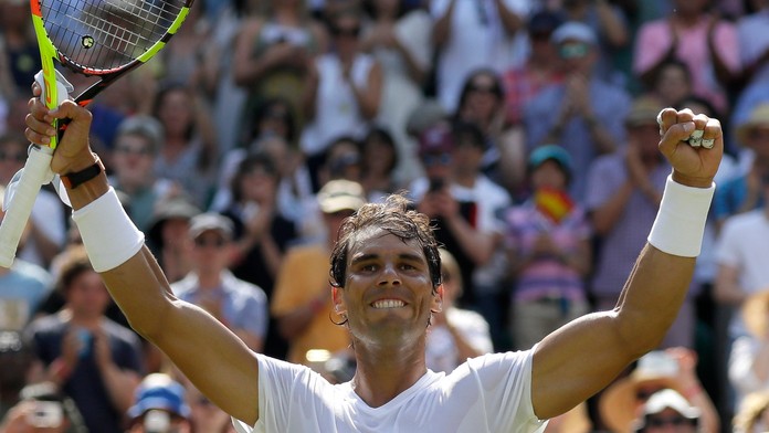 Španiel Rafael Nadal sa teší z postupu do osemfinále Wimbledonu 2018.