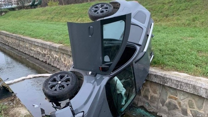 Opitý vodič v Trnave nezvládol riadenie. S autom skončil v potoku