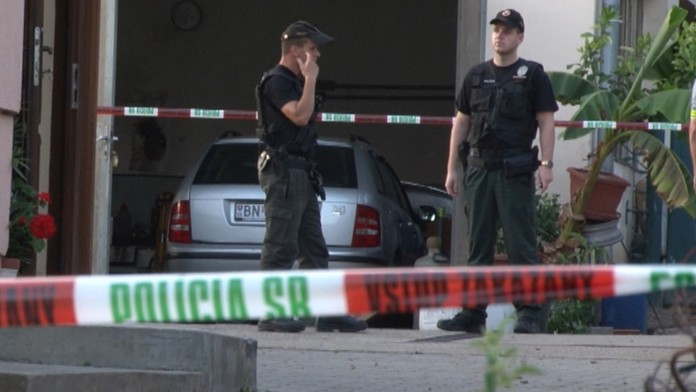 Pohľad na garáž domu v Jerichove, kde zomrel muž.