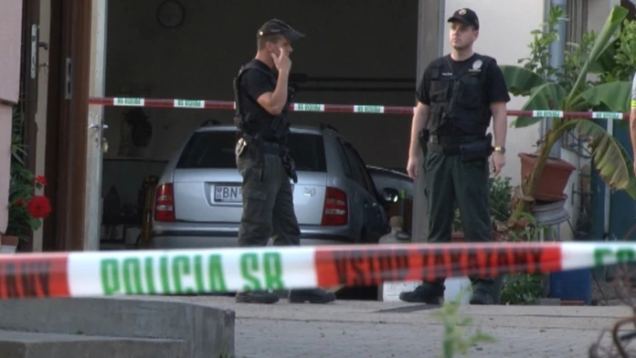 Pohľad na garáž domu v Jerichove, kde zomrel muž.
